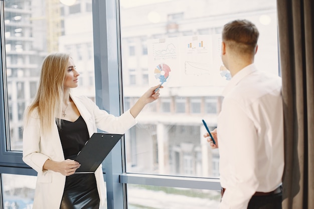 Sztuka aktywnego słuchania jako fundament głębokiego porozumienia